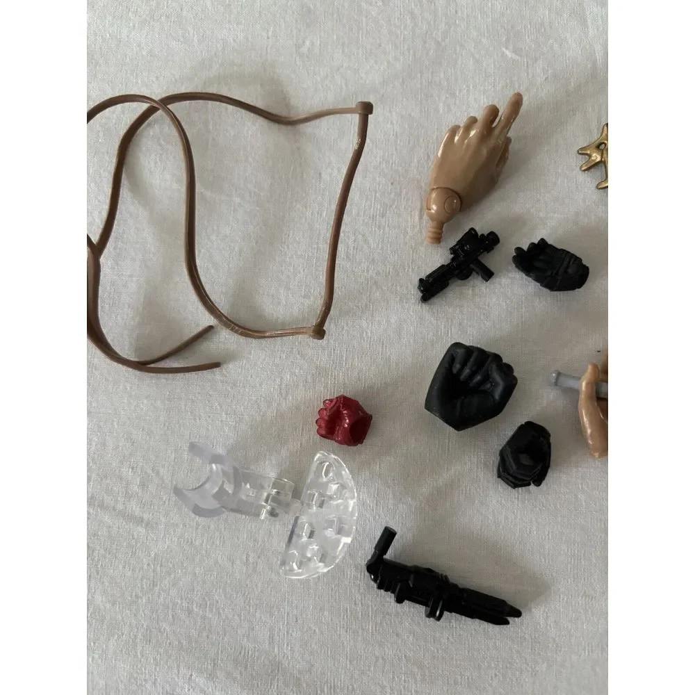Hasbro Accessories For‎ Action Figures. Hand Knives, Guns, Lots Of Pieces. 2295